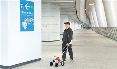 智能导盲犬亮相深圳