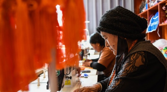 当“新式芭比”穿上千年壮锦 ——“民族风娃衣”激活潮玩产业文化消费新赛道