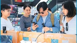 空手来 满箱走——千米小街里的科技大生意
