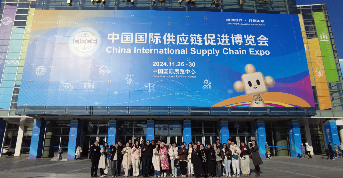 “链”接全球目光 国际观察团打卡第二届链博会伊利展台（组图）