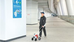 智能导盲犬亮相深圳