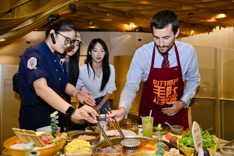 遇见火锅之夜 多国外交官解锁“川味豫造”的美食密码_fororder_ABC3551.JPG