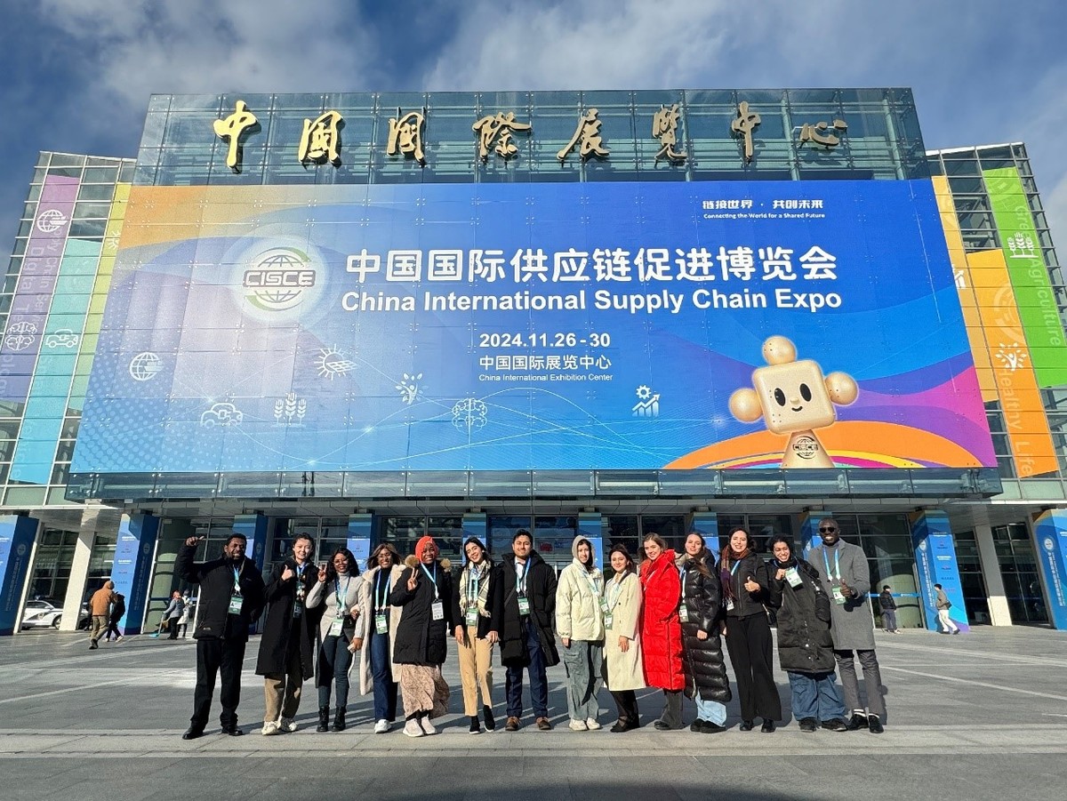 “链”接全球目光 国际观察团打卡第二届链博会伊利展台（组图）