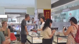 中国游、中国购新意足 做衣服、看中医、配眼镜……外籍游客沉浸式体验玩法升级