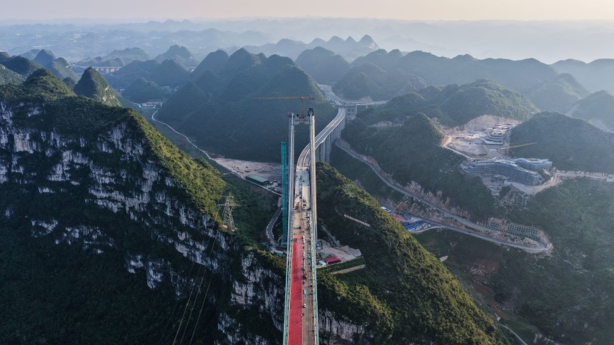 在建世界第一高桥成功拆除猫道