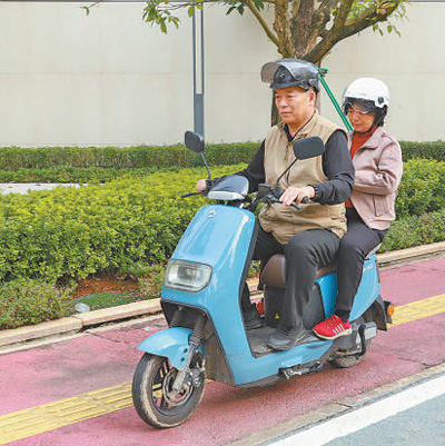 老两口三赴海南过冬 次次都有新体验