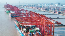 中国港口展现强大活力（锐财经）