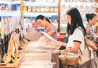 1—7月份，社会消费品零售总额超28.4万亿元，增长4.8%——提振消费政策持续显效
