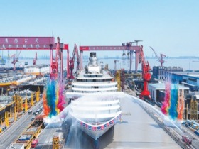 第二艘国产大型邮轮顺利实现坞内起浮