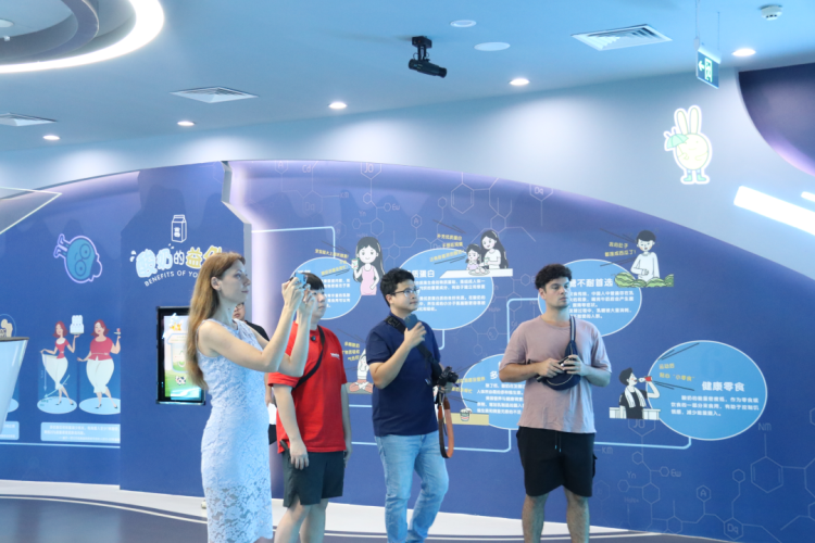 5A实力藏不住了！五国大V组团打卡蒙牛武汉超级工厂_fororder_60