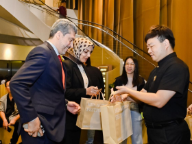 【组图】品味东西 美食之约 火锅之夜多国驻华外交官直呼过瘾！