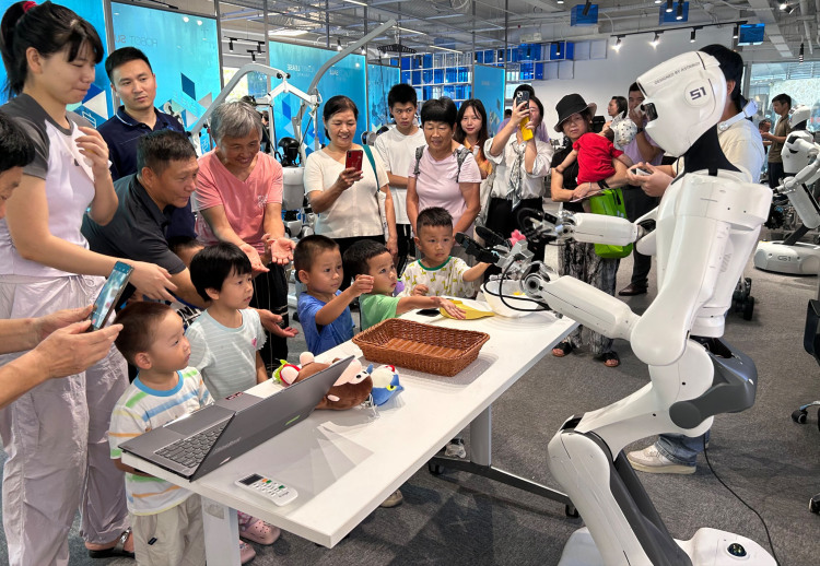 首家机器人6S店在深圳开业