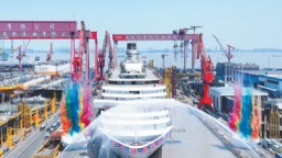 第二艘国产大型邮轮顺利实现坞内起浮