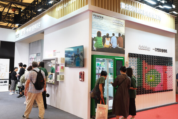富士胶片P&I展台复刻"机场旅行" 沉浸式打卡集聚人气