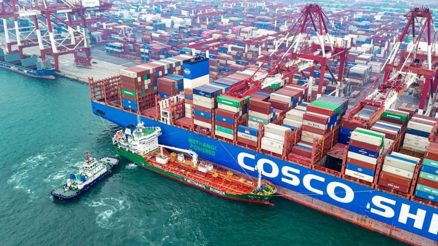 山东港口青岛港完成首批绿色甲醇“船对船”加注