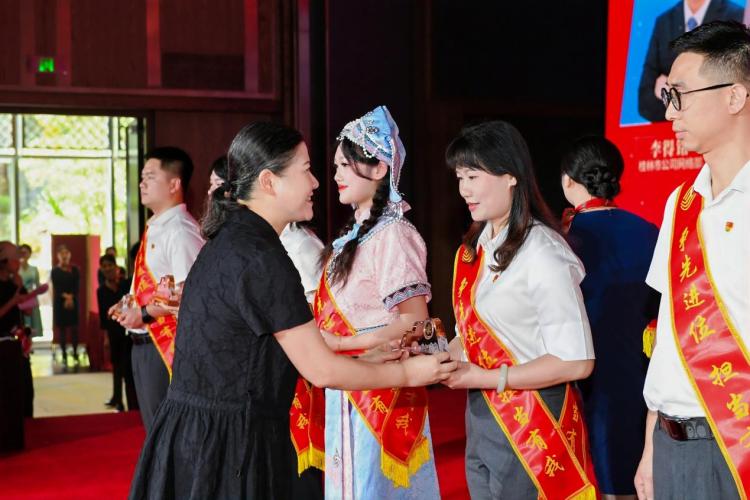 中国移动广西公司举行2025年度“争先进位 担当有我”先进荣誉表彰大会_fororder_2