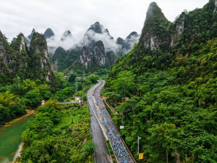 近3000名跑步爱好者竞逐中越德天（板约）跨国瀑布跨境跑_fororder_2