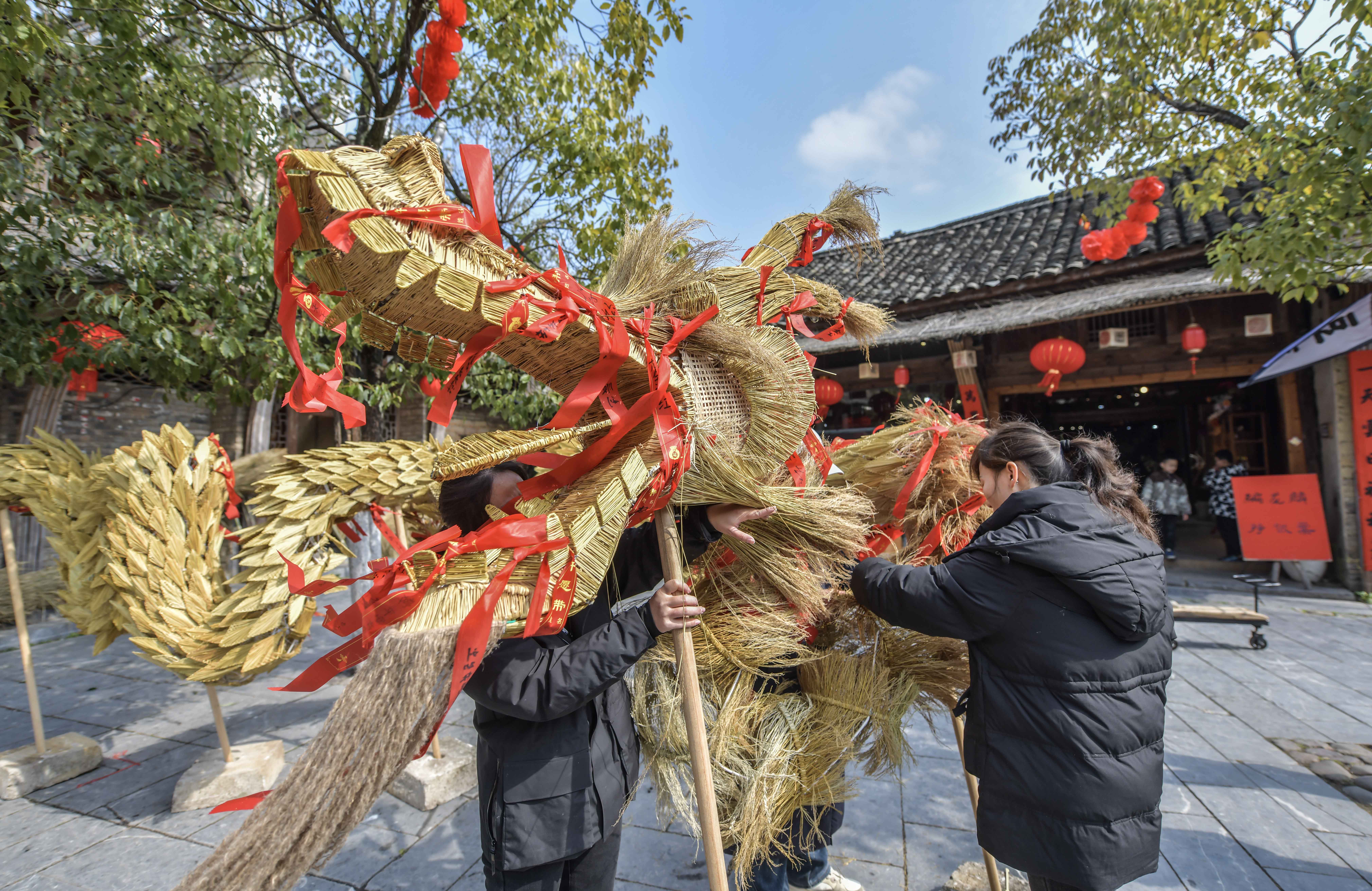桂林灵川:东漓古村草龙迎新春 传统非遗“活”起来