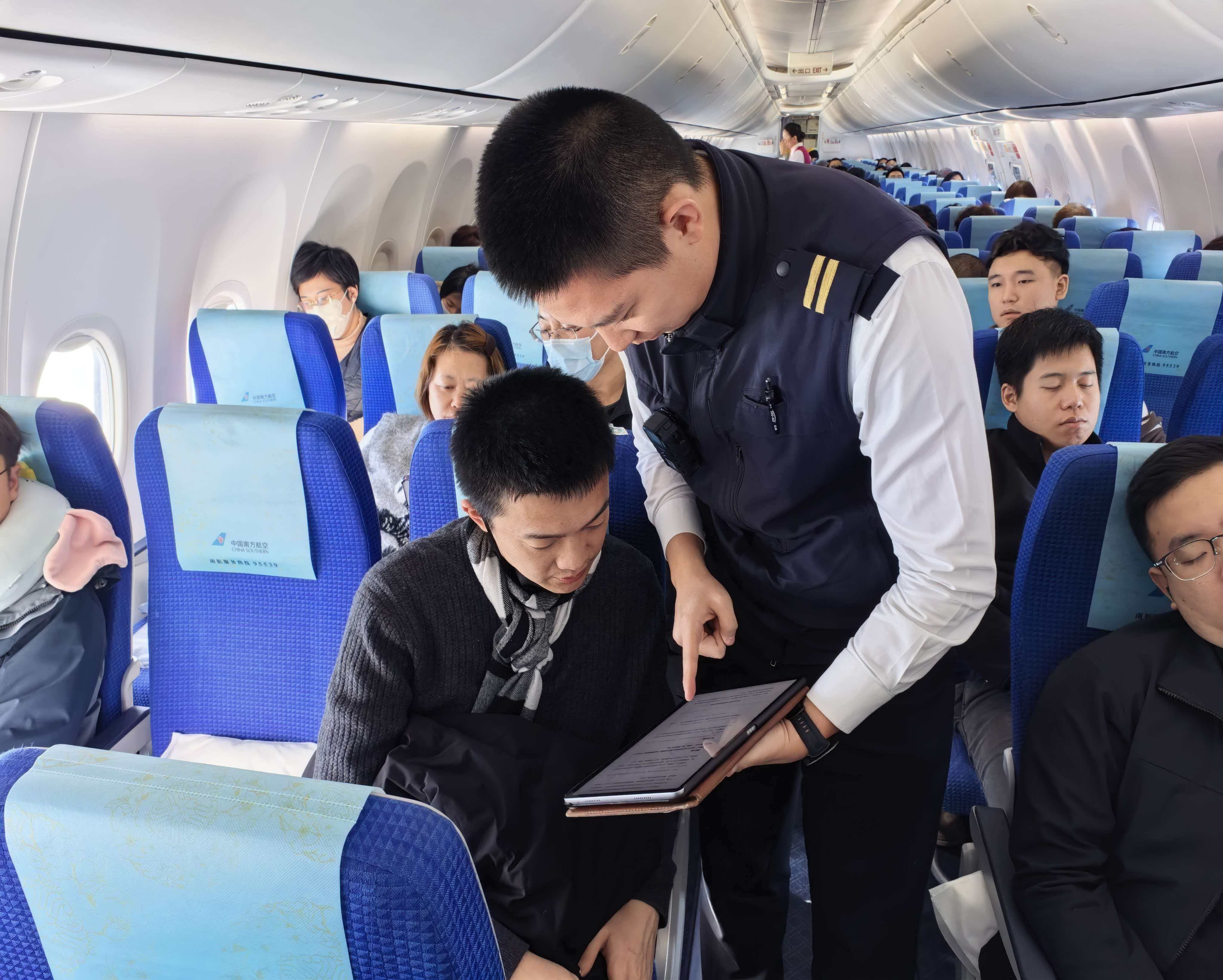 南航广西分公司开展“杜绝机闹 文明乘机”专项普法行动_fororder_1