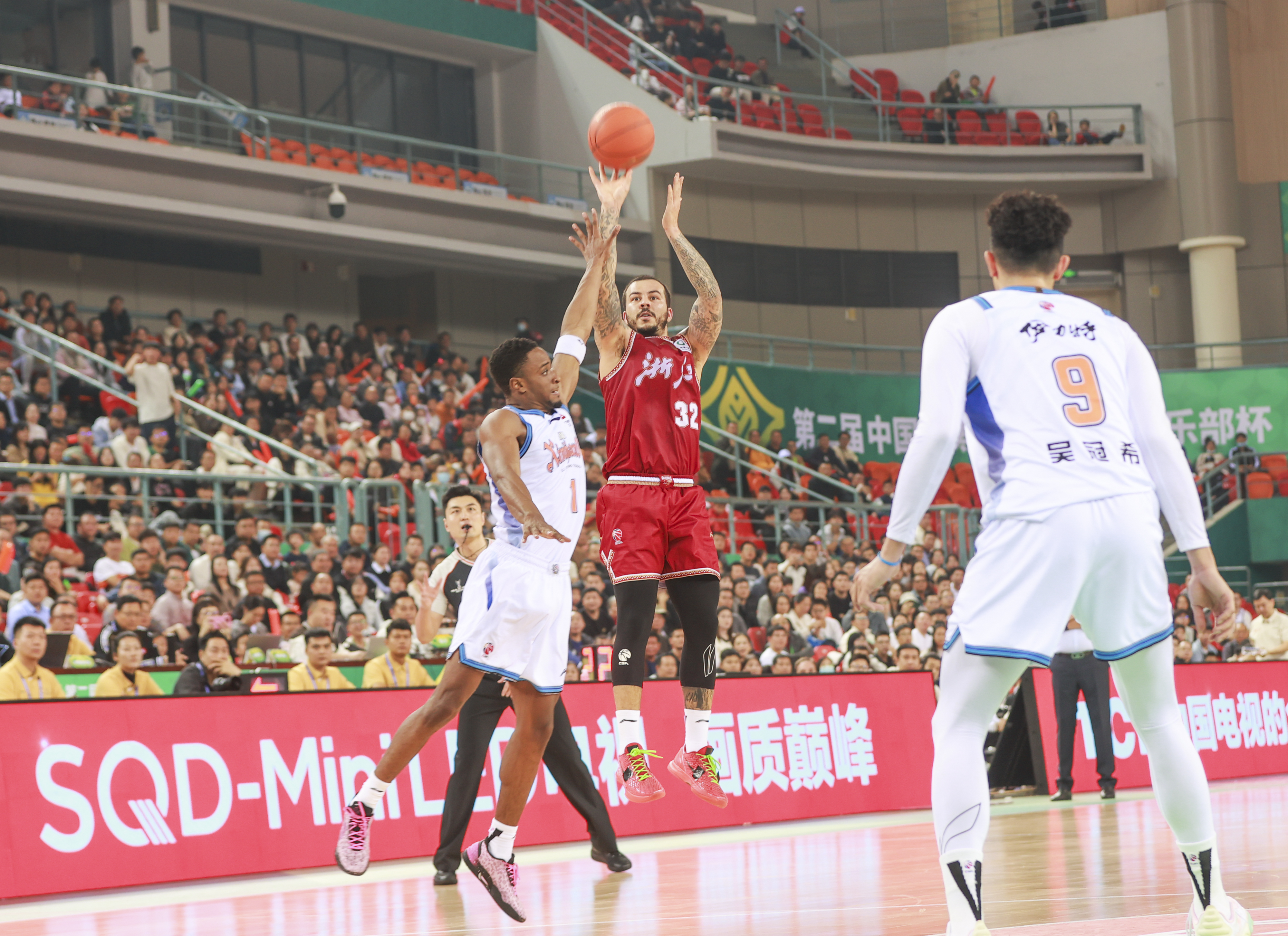 CBA俱乐部杯（南宁赛区）落幕 精彩赛事在广西掀起篮球热潮_fororder_浙江稠州金租队外援约克（中）在与新疆伊力特的比赛中砍下30分。记者 刘峥 摄.JPG