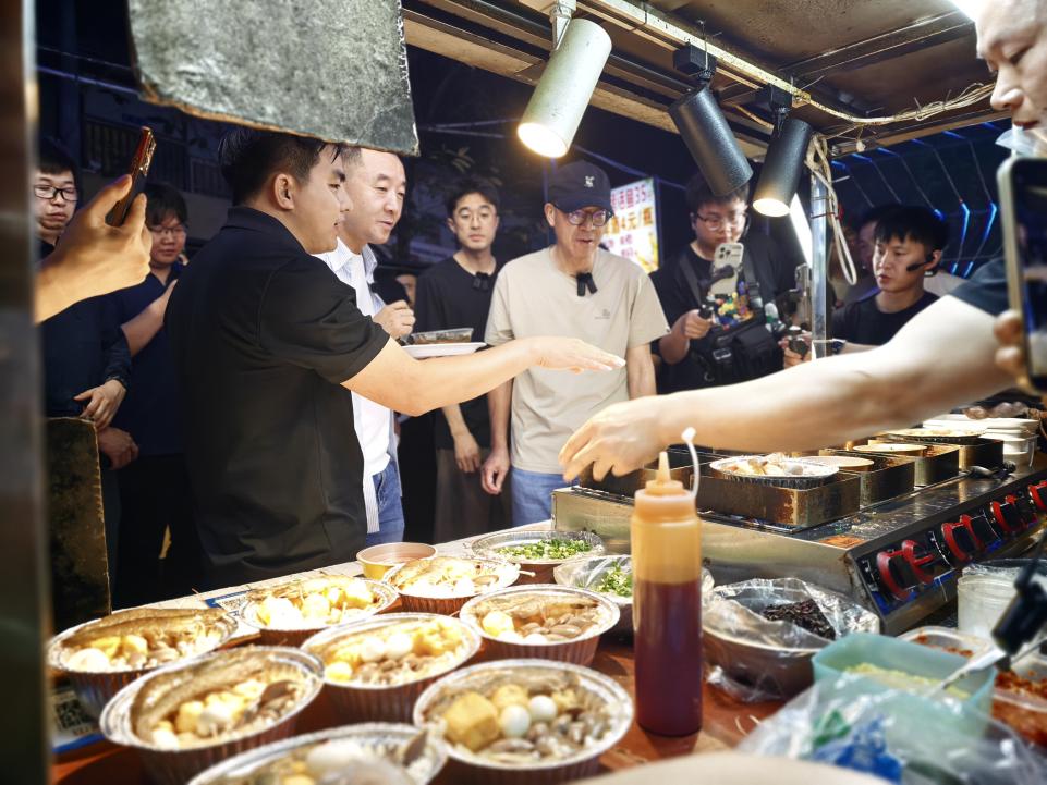 俞敏洪陈行甲体验邕城夜生活 烟火气里品味城市温暖底色