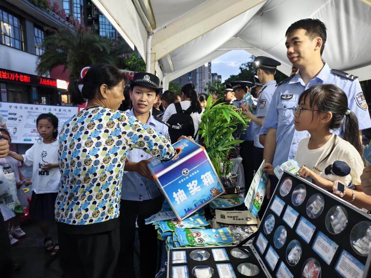 广西南宁开展“防范青少年药物滥用”国际禁毒日主题宣传活动_fororder_1