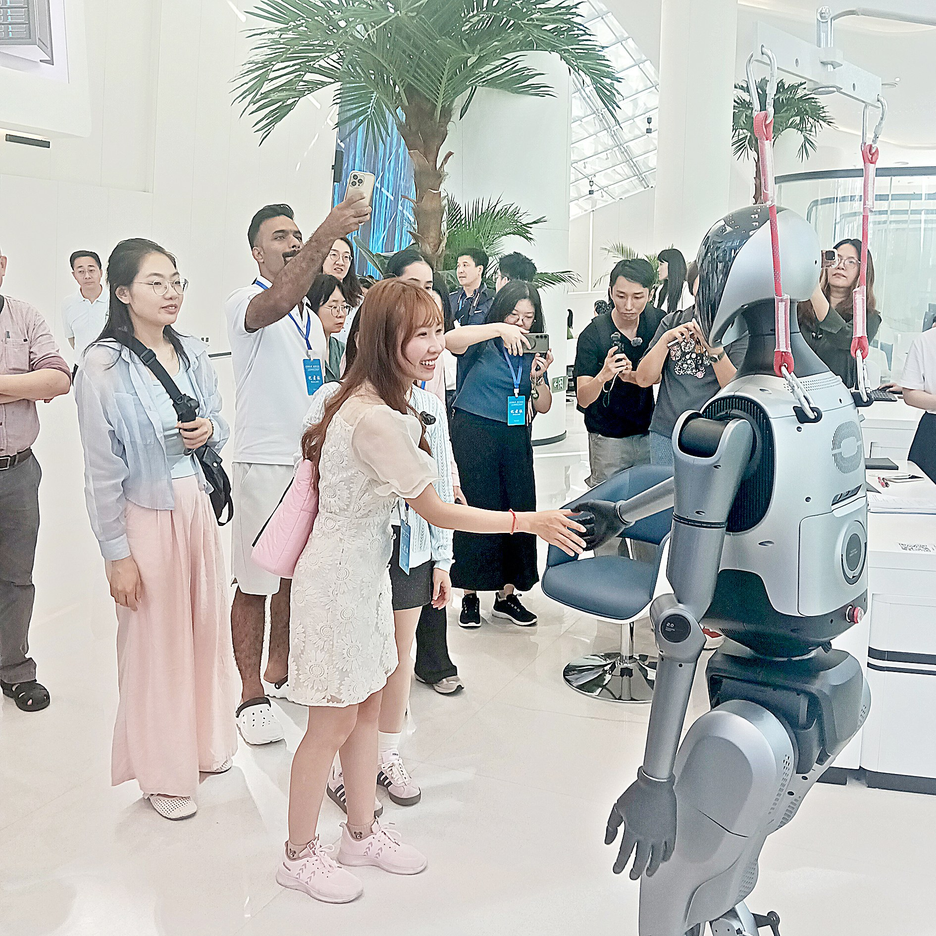 感受人工智能产业发展脉动——2025境外媒体看广西采访活动走进南宁_fororder_0d9508d5e2a8bb3071e17426107f0b05_img_399_1084_332_332