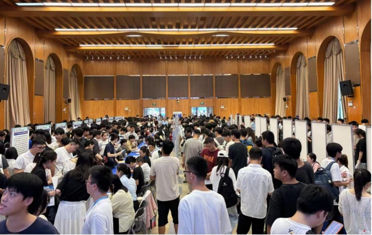 第十三届“广西籍学子回家看看”活动在南宁举办_fororder_1