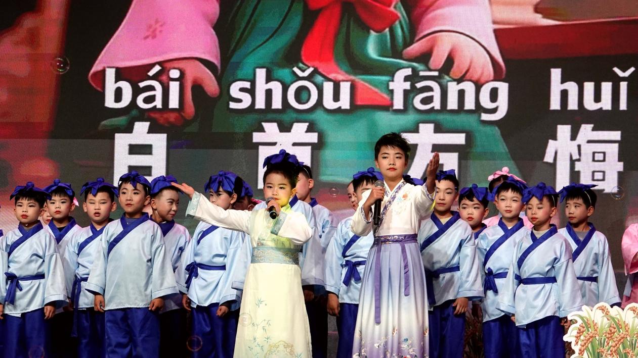 广西凤山：吟诵经典诗词 乐享人文古韵_fororder_5