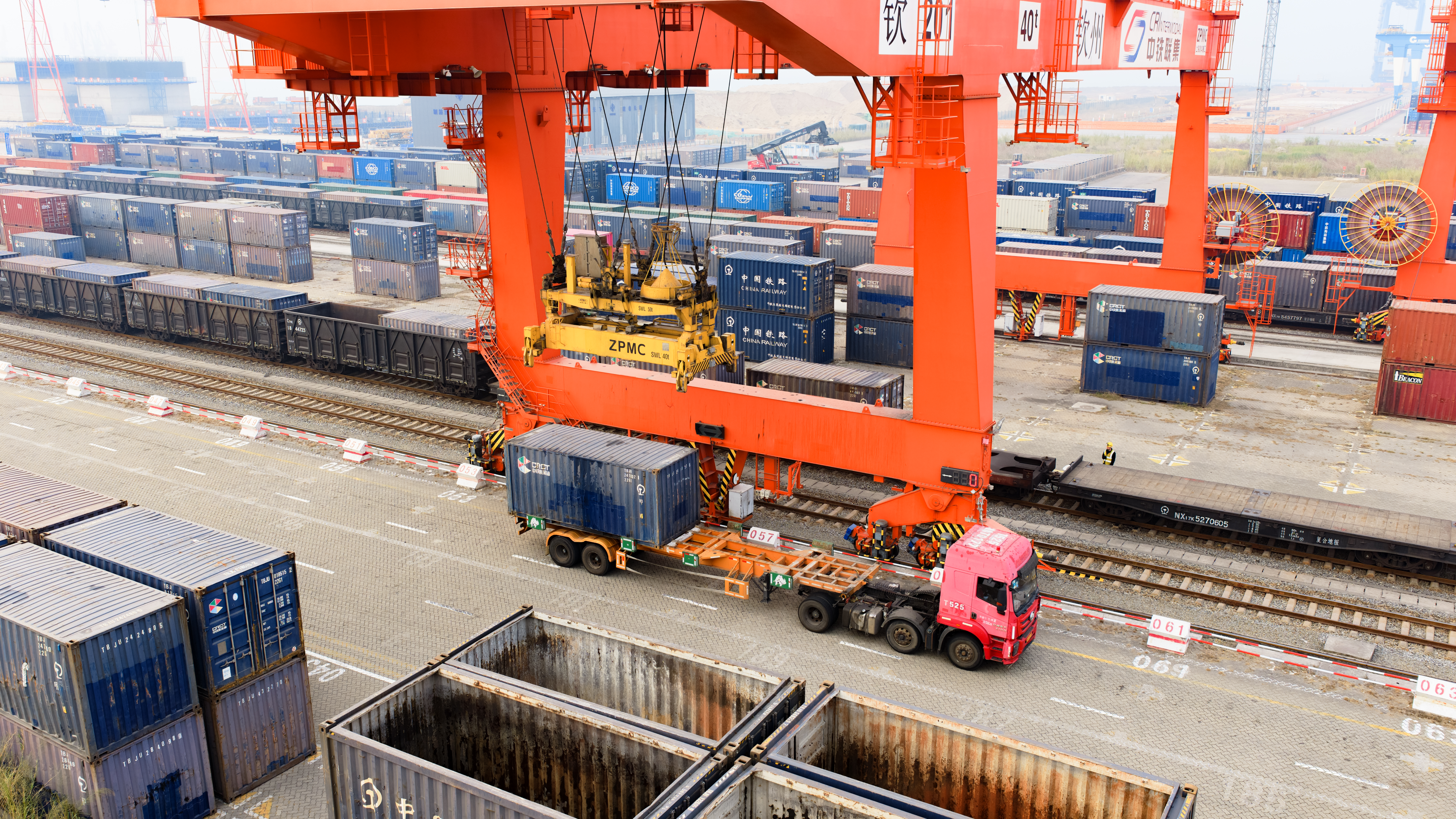 2025年西部陆海新通道班列发运货物142.5万标箱