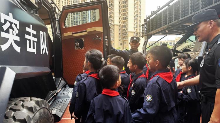 广西南宁市打造学生家门口的“少年警校”_fororder_2