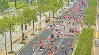 南宁“半马”渐显品牌吸引力 1.2万名跑友参与，32人在赛场上共同庆生