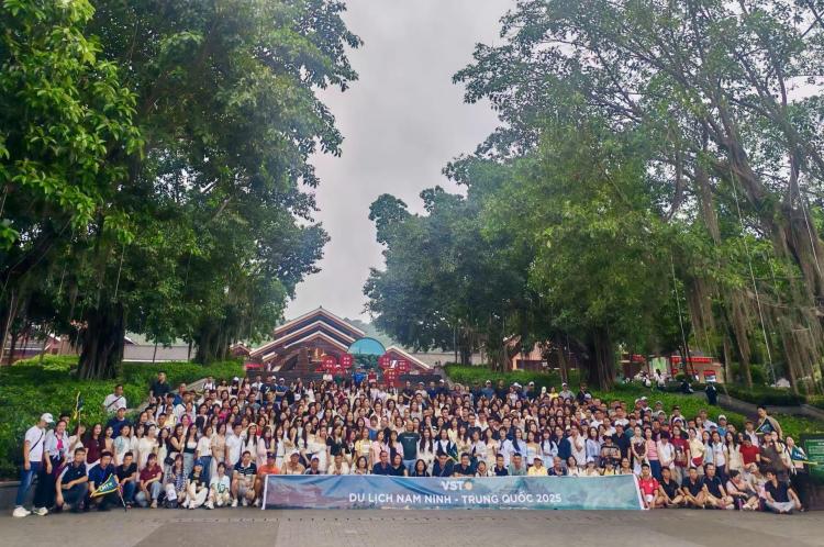中越人文交流持续升温 广西迎来350人越南入境旅游团_fororder_1