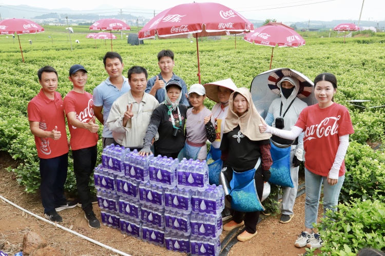 丰收季助农采收 广西太古可口可乐累计送出超20万瓶饮用水