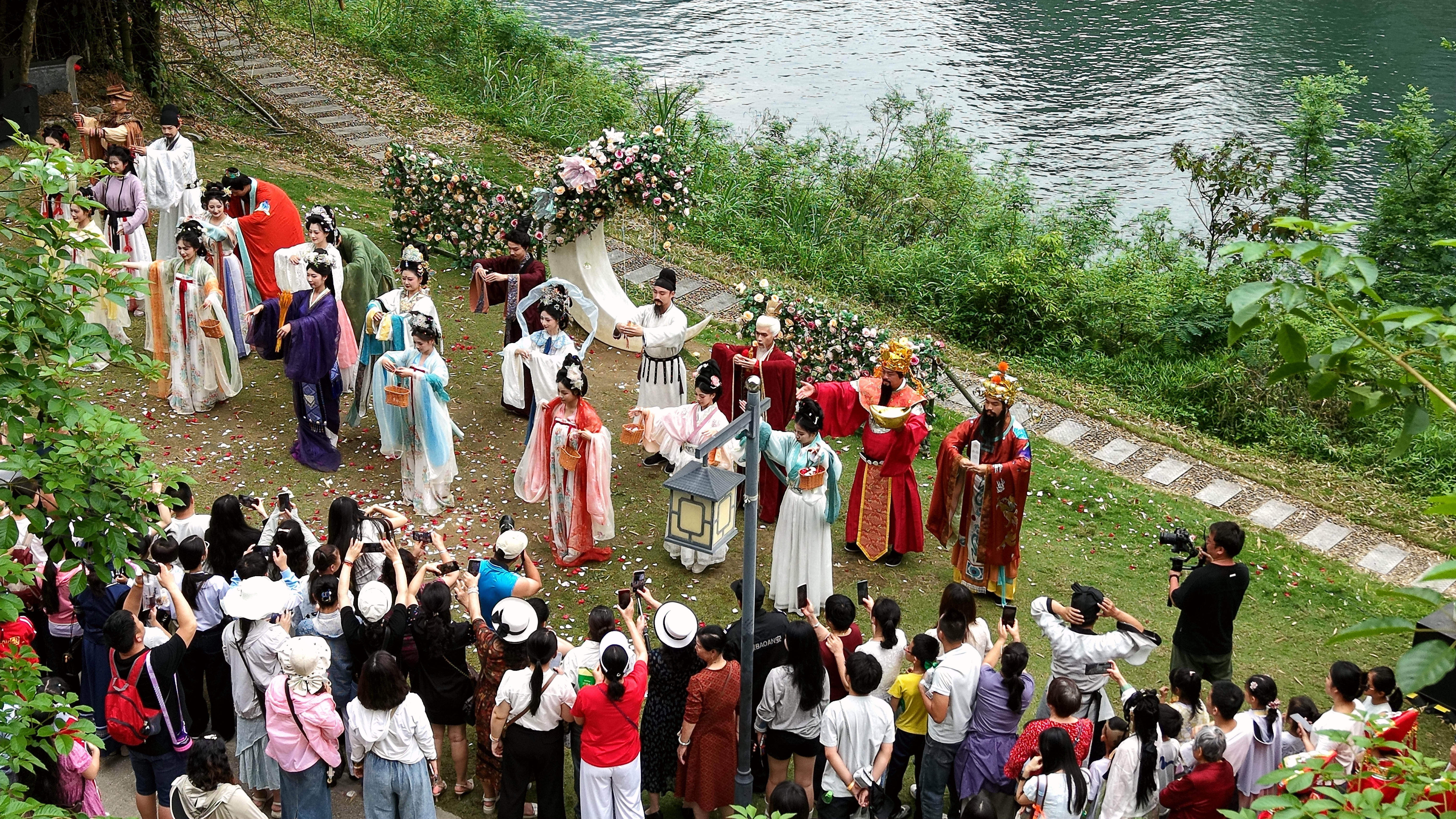 广西河池举办国潮“神仙”会 游客乐享“最炫民族风”