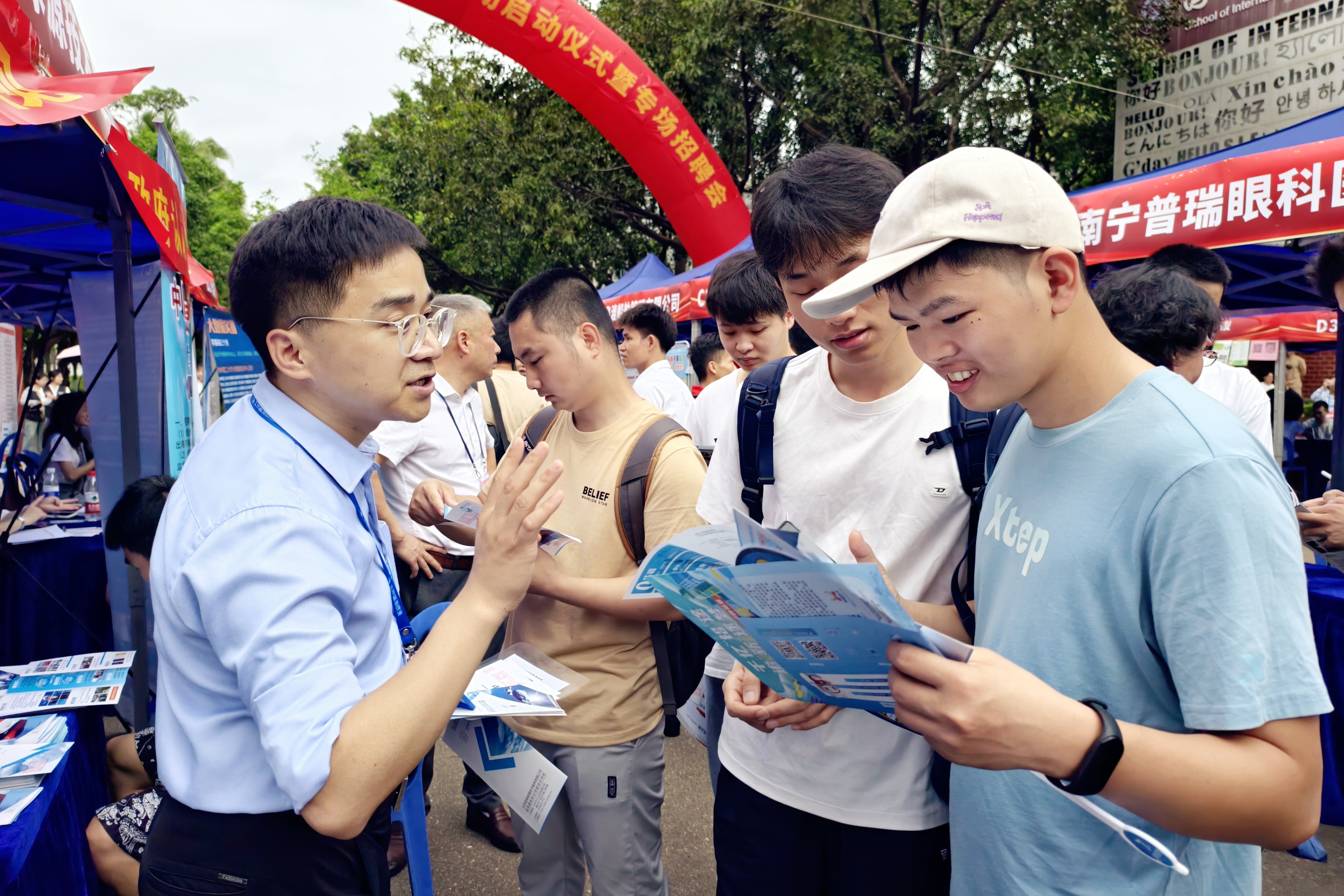 广西高校毕业生退役军人就业服务月活动暨专场招聘会启动_fororder_3
