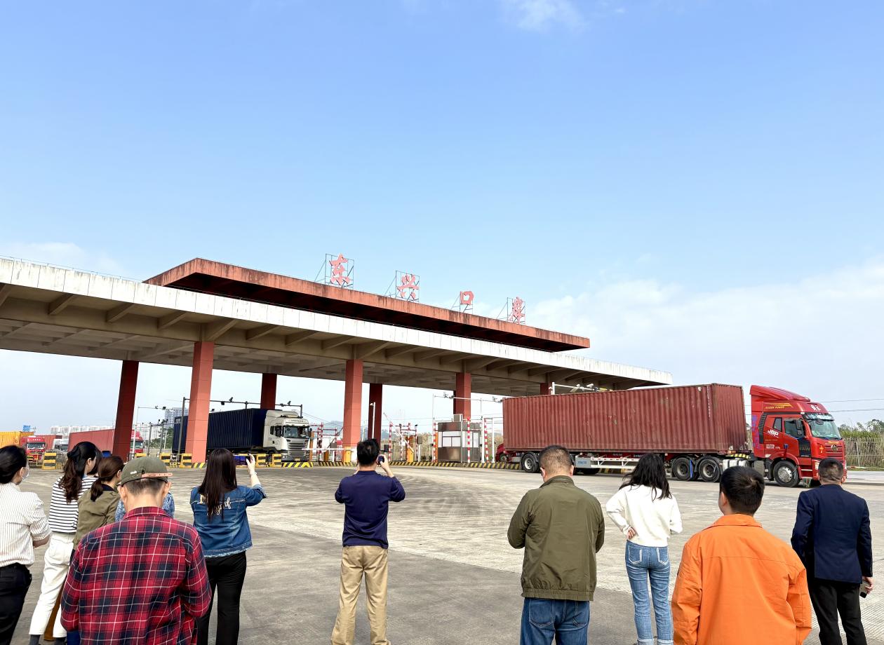 东兴口岸二桥货运繁忙 中越跨境贸易活力迸发_fororder_1