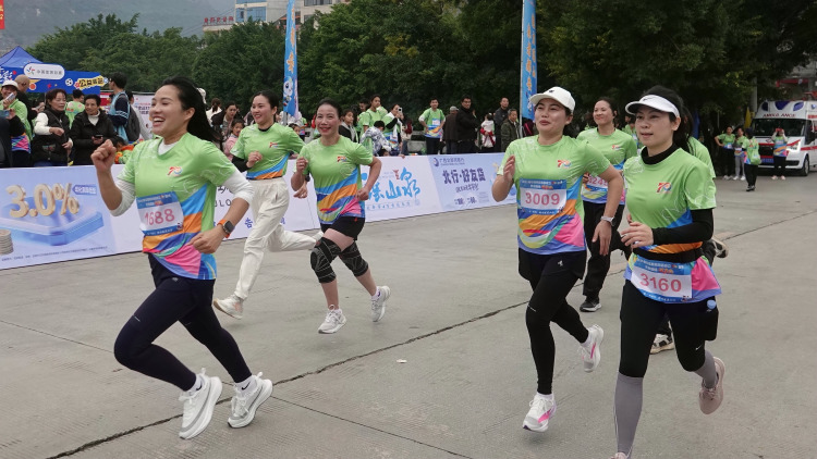 都安“民族团结健康跑”开跑 3000余人感受美丽瑶乡_fororder_12月7日，各族群众在广西都安县民族团结健康跑中快乐奔跑。2