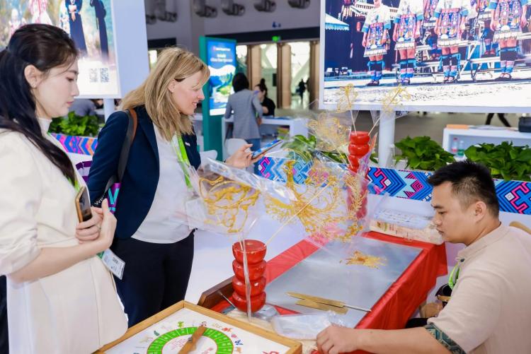 广西文旅亮相2025中国国际旅游交易会 绘就“入境+跨境”合作新图景_fororder_4