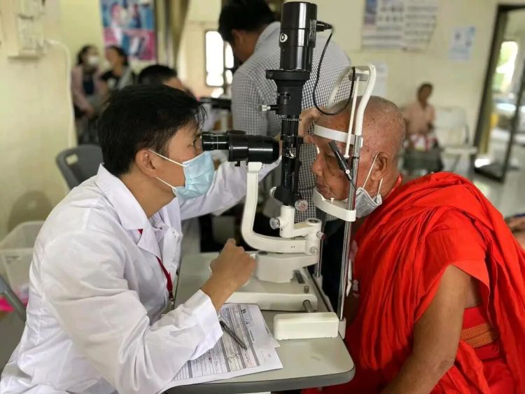 29天，点亮524双眼睛！北海医疗队在老挝搭建“光明丝路”