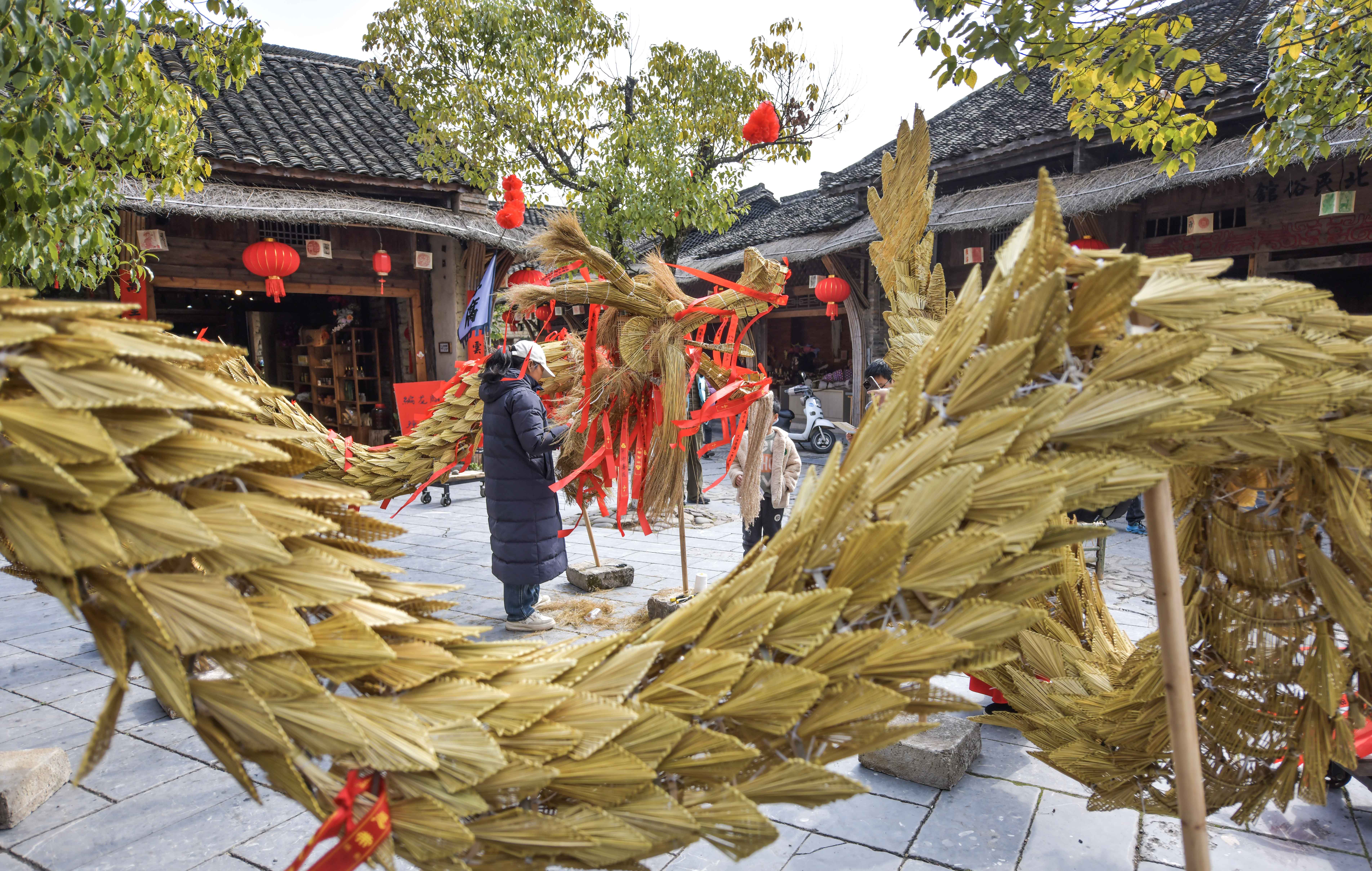桂林灵川:东漓古村草龙迎新春 传统非遗“活”起来