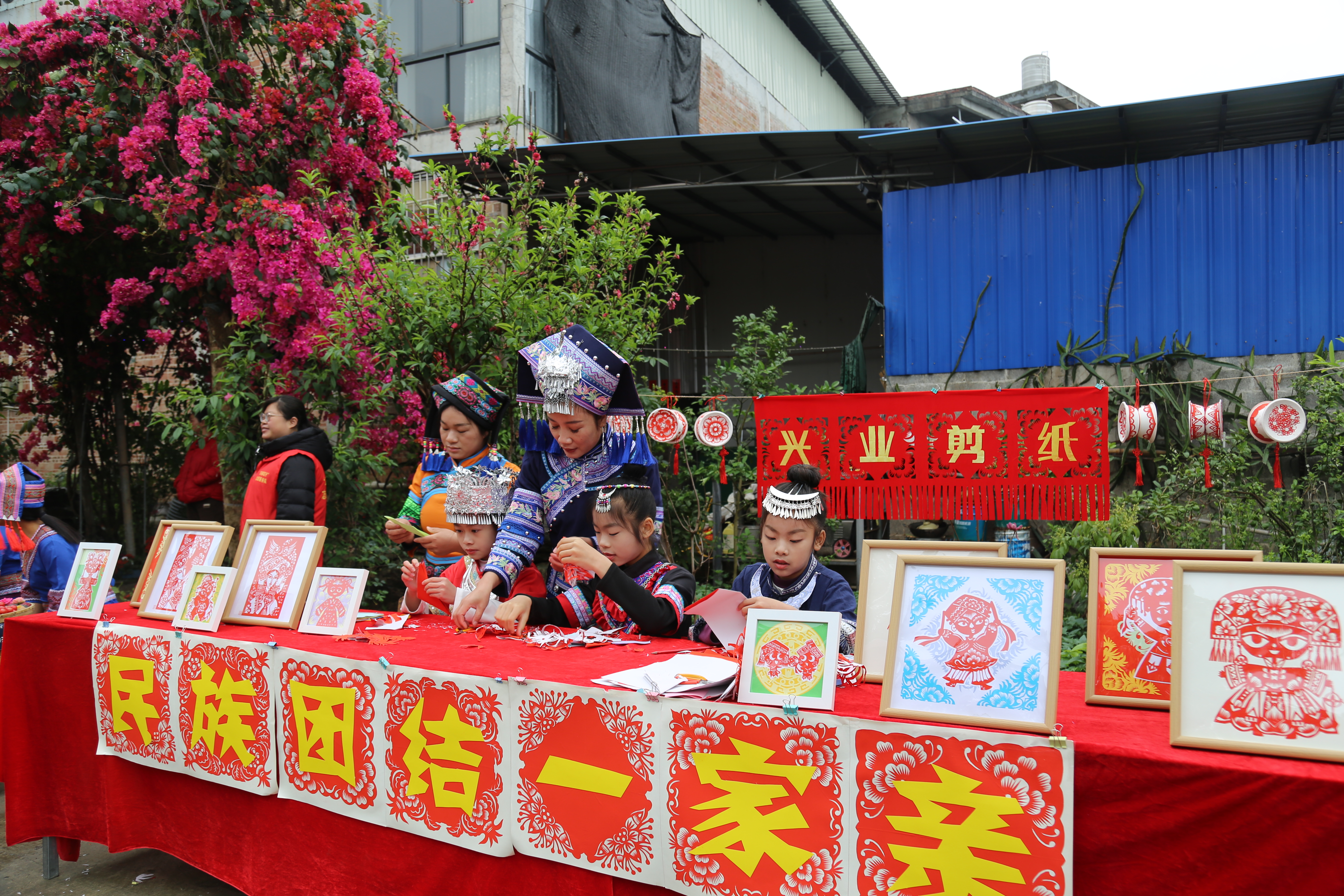 广西兴业：“三月三”盛宴引客来 多彩文化秀民族自信_fororder_非遗剪纸展区 宁诗琪摄.JPG