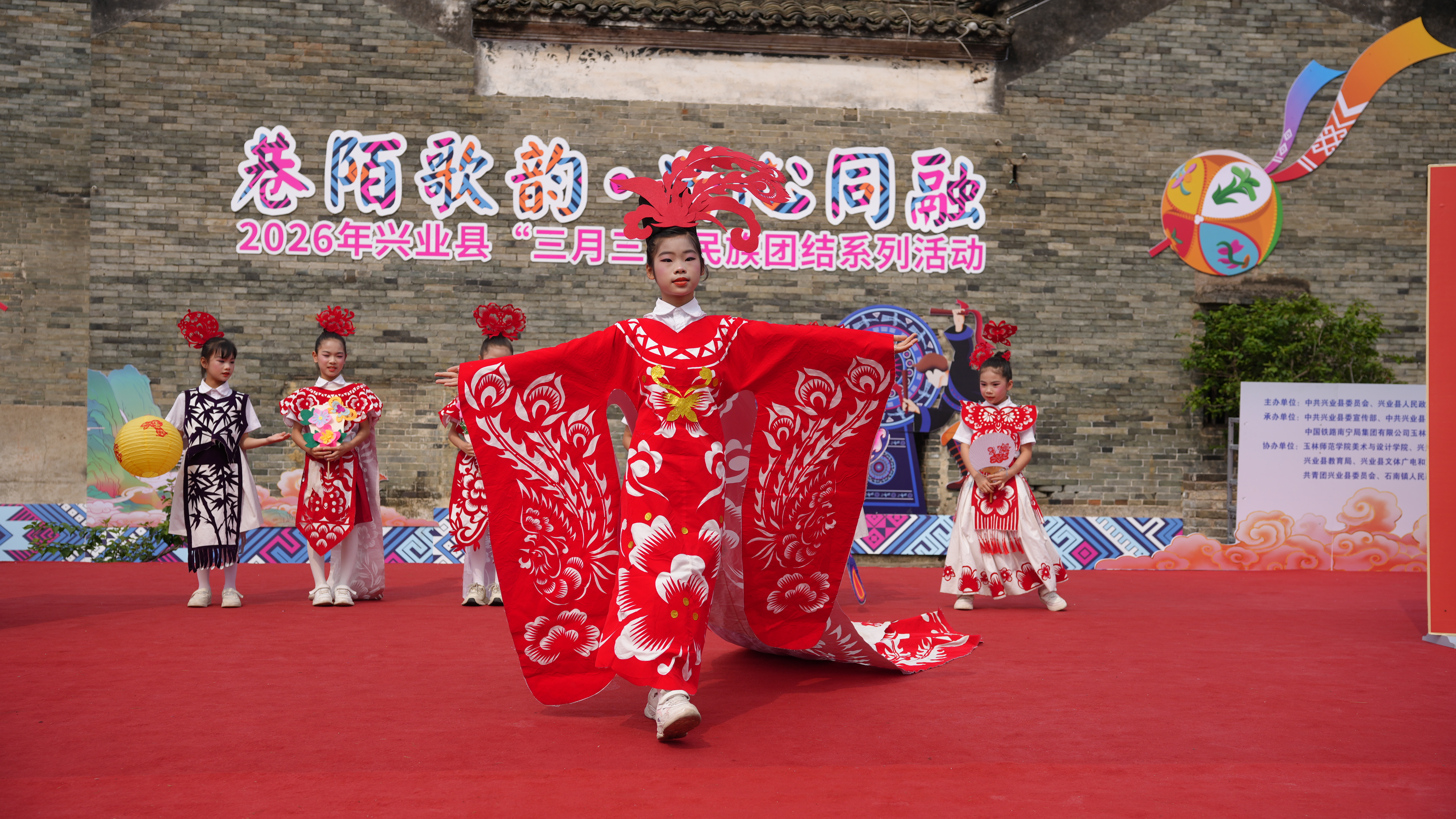 广西兴业：多彩民俗庆“三月三” 百年古村迎客来_fororder_图7 非遗剪纸走秀 何雯雯摄.JPG