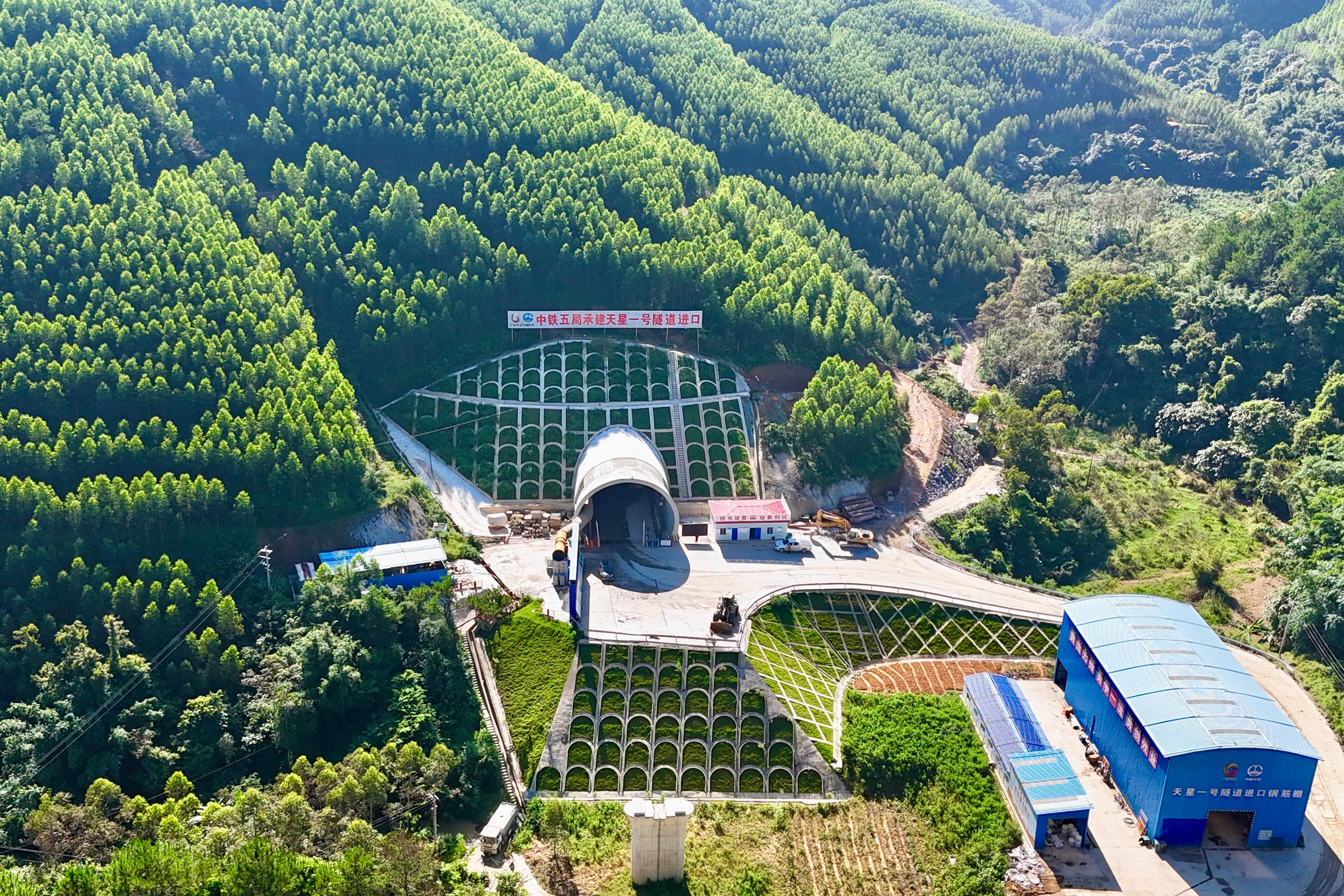 南珠高铁玉林北至岑溪东段隧道全部贯通_fororder_1