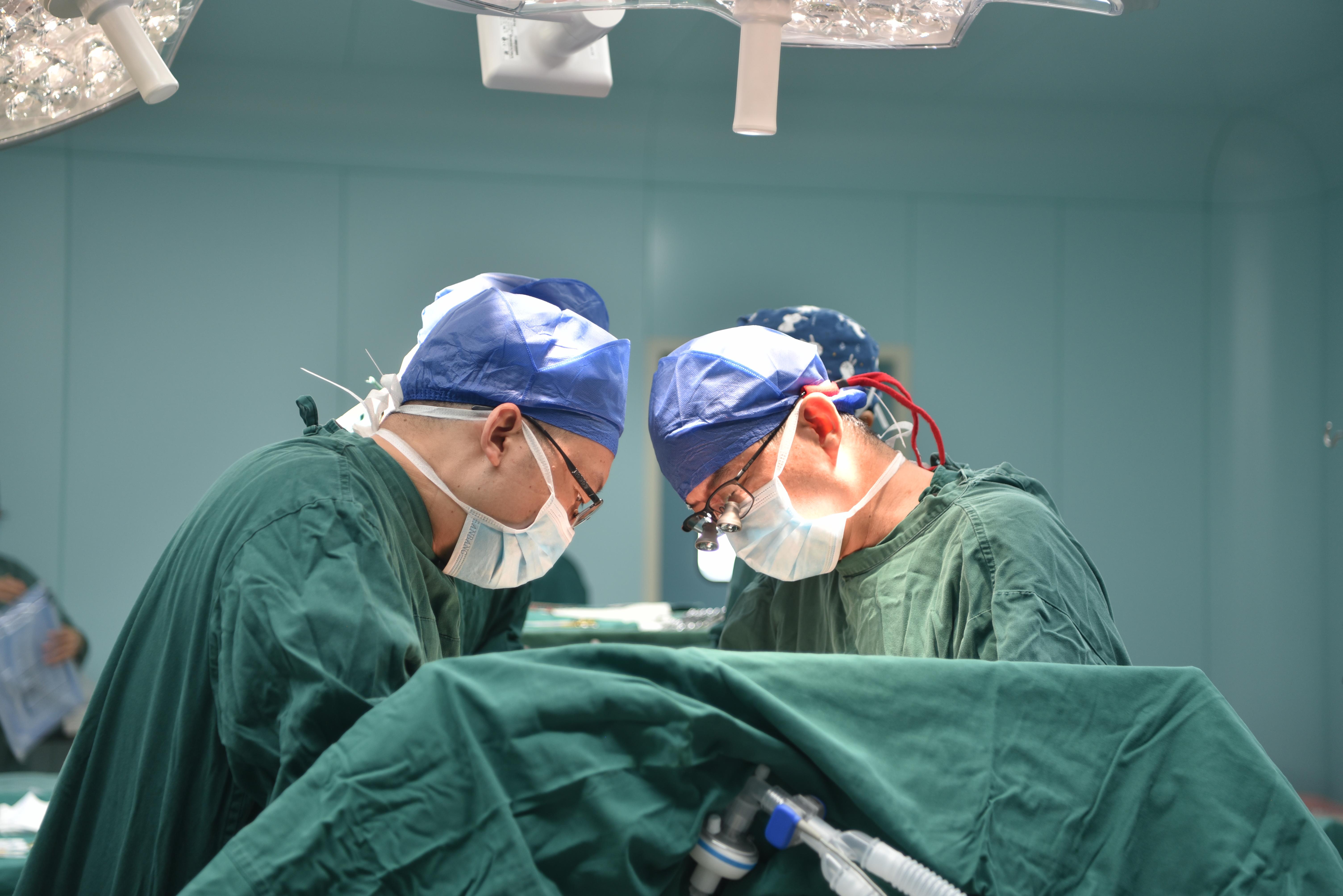 65岁男子血管里掏出两块“石头” 医生提醒60岁以上人群需注意_fororder_1