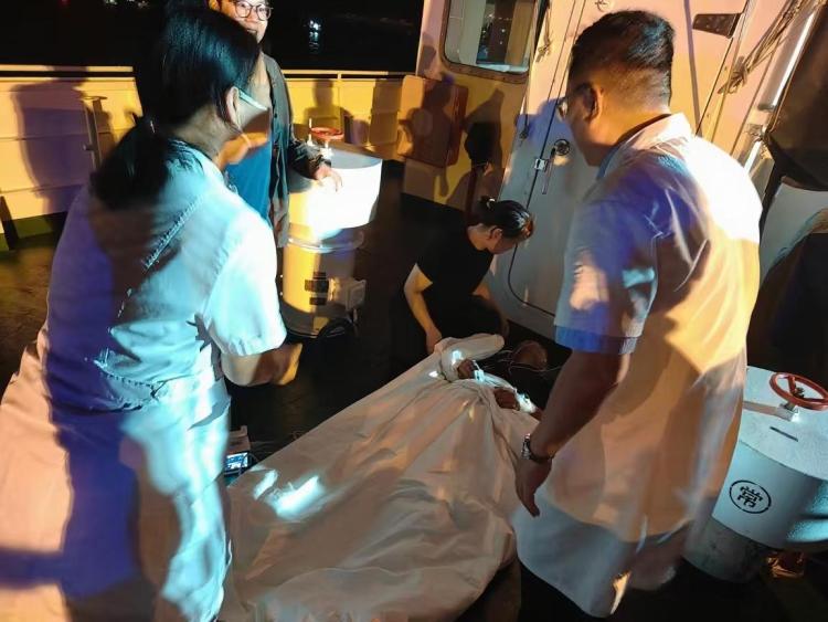 涠洲岛一商家突发急危重症 多部门连夜展开跨海生死救援_fororder_2