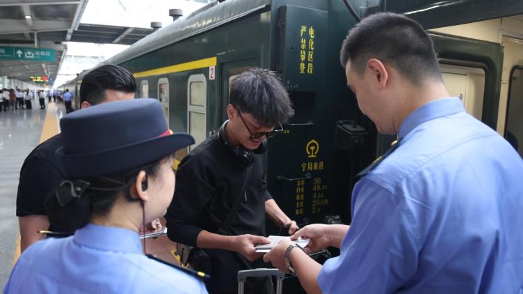 中越国际联运旅客列车时隔五年恢复开行_fororder_3