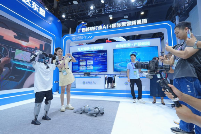 山海无界・数达东盟——中国移动广西公司全方位AI+展台亮相第22届中国—东盟博览会_fororder_【新闻通稿】山海无界・数达东盟——广西移动“数智新力量”展台亮相第22届中国—东盟博览会573