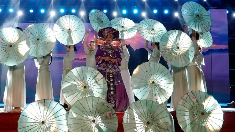 广西河池：载歌载舞 策马迎春_fororder_图片5