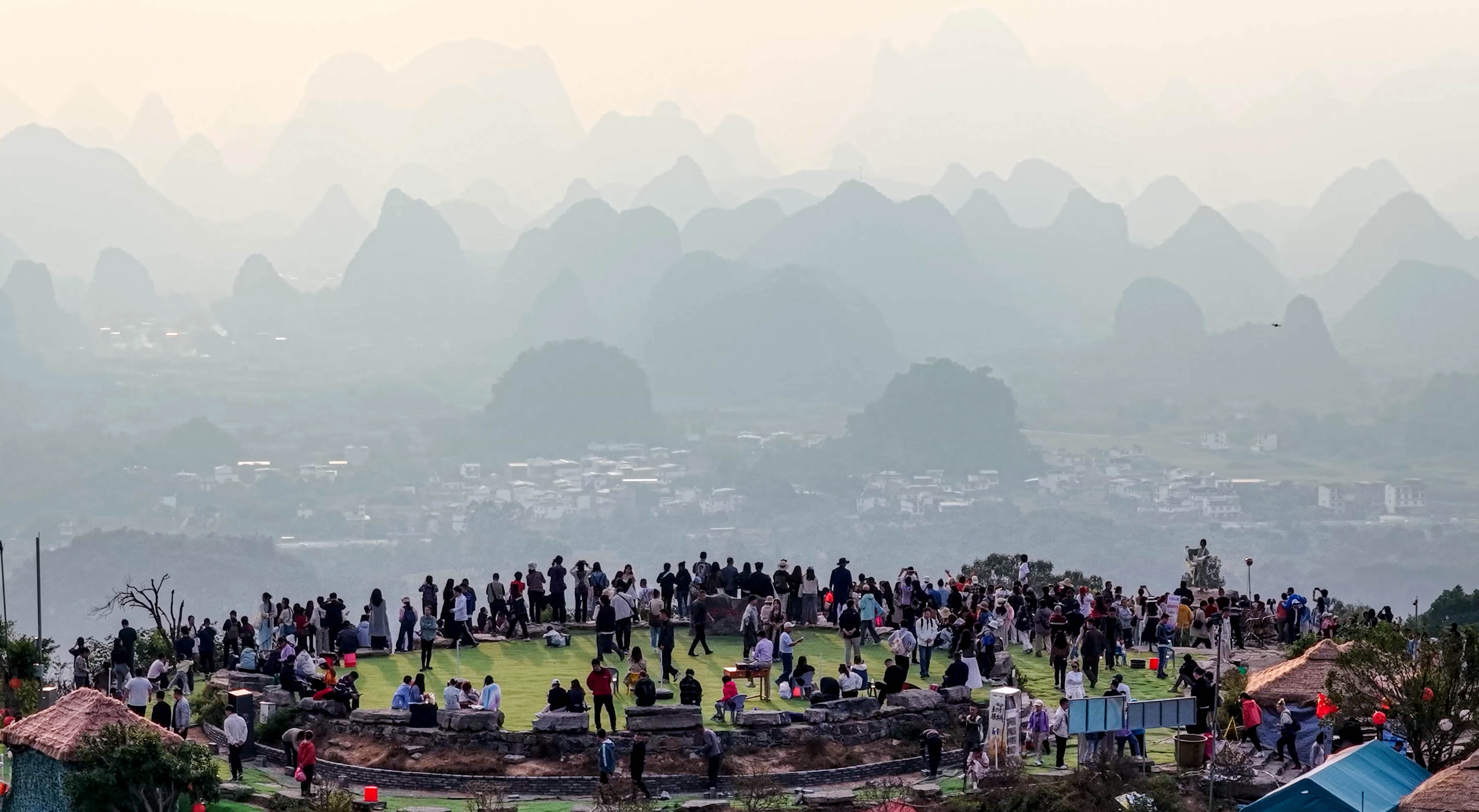 桂林阳朔：夕阳泼墨染群峰 风景如画似“千里江山图”_fororder_1